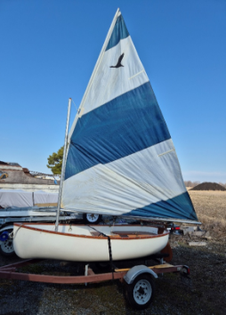 classic-oxford-dinghy-with-sail-up